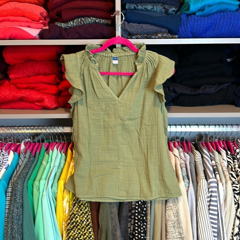 Old Navy olive v neck sleeveless top size S